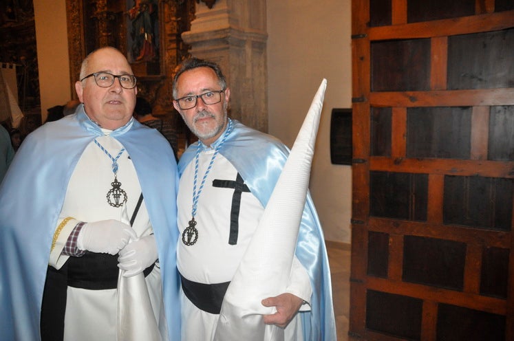 Miles de personas llenan la Plaza Mayor para ver la salida desde la iglesia colegiata bastetana