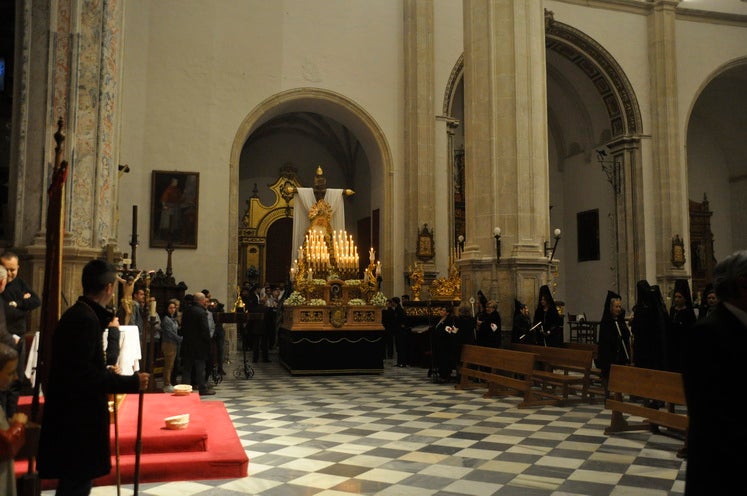 Miles de personas llenan la Plaza Mayor para ver la salida desde la iglesia colegiata bastetana
