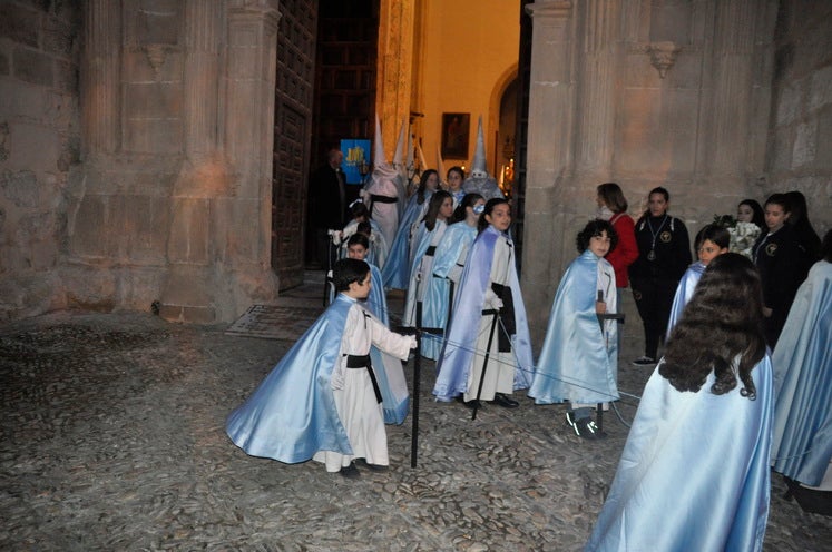 Miles de personas llenan la Plaza Mayor para ver la salida desde la iglesia colegiata bastetana