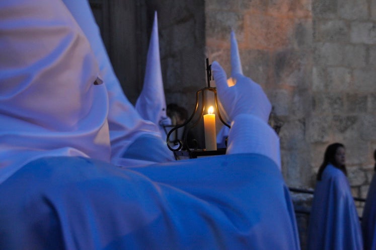 Miles de personas llenan la Plaza Mayor para ver la salida desde la iglesia colegiata bastetana