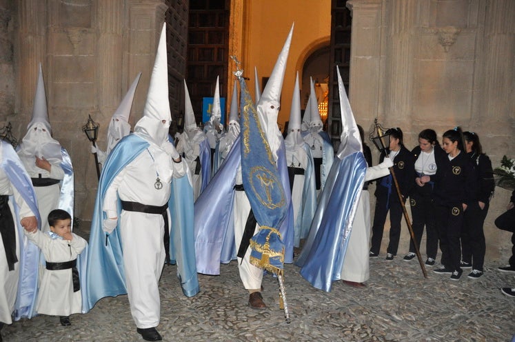 Miles de personas llenan la Plaza Mayor para ver la salida desde la iglesia colegiata bastetana