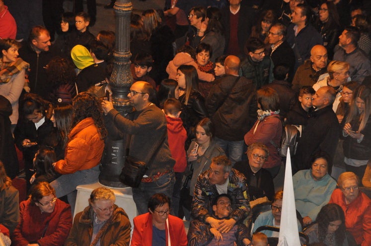 Miles de personas llenan la Plaza Mayor para ver la salida desde la iglesia colegiata bastetana