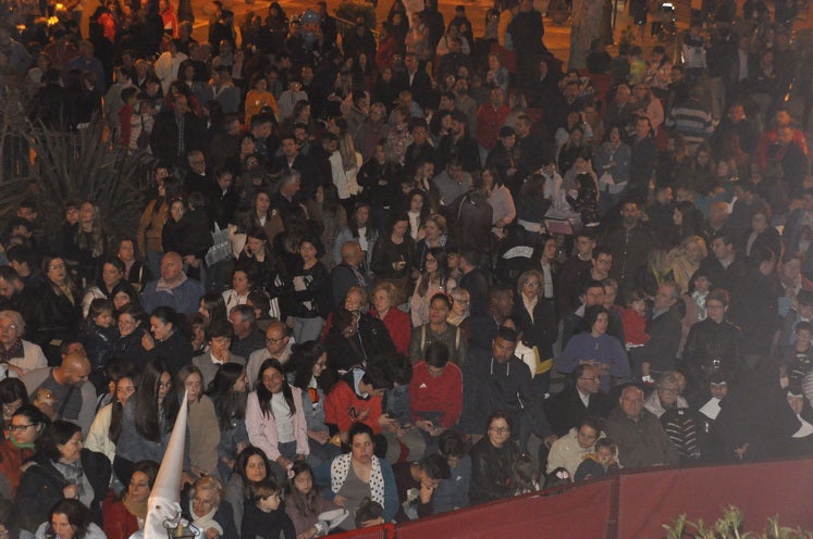 Miles de personas llenan la Plaza Mayor para ver la salida desde la iglesia colegiata bastetana