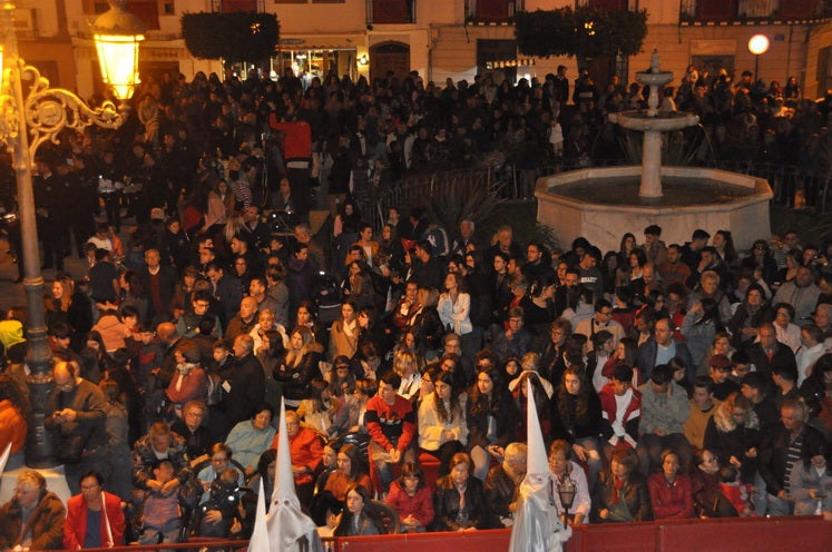 Miles de personas llenan la Plaza Mayor para ver la salida desde la iglesia colegiata bastetana