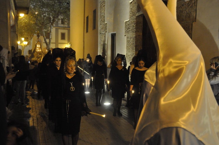 Miles de personas llenan la Plaza Mayor para ver la salida desde la iglesia colegiata bastetana