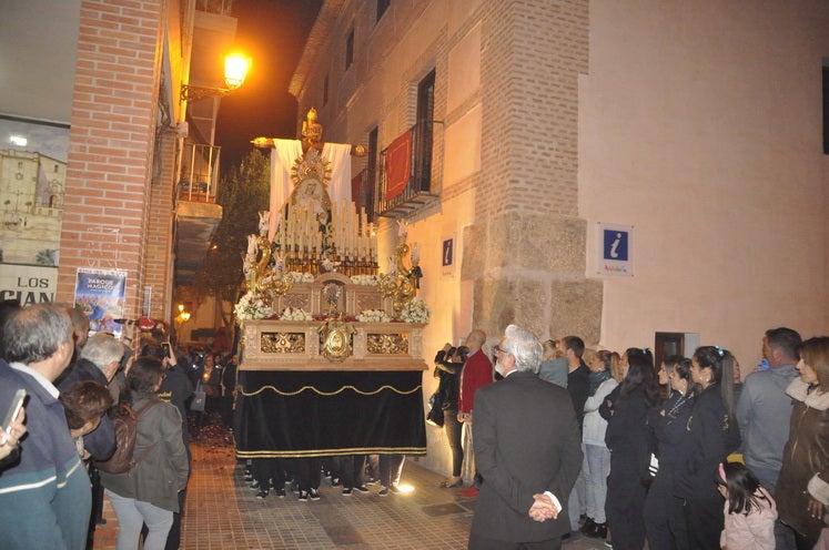 Miles de personas llenan la Plaza Mayor para ver la salida desde la iglesia colegiata bastetana
