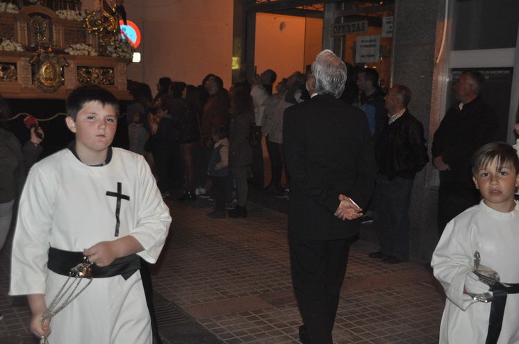 Miles de personas llenan la Plaza Mayor para ver la salida desde la iglesia colegiata bastetana