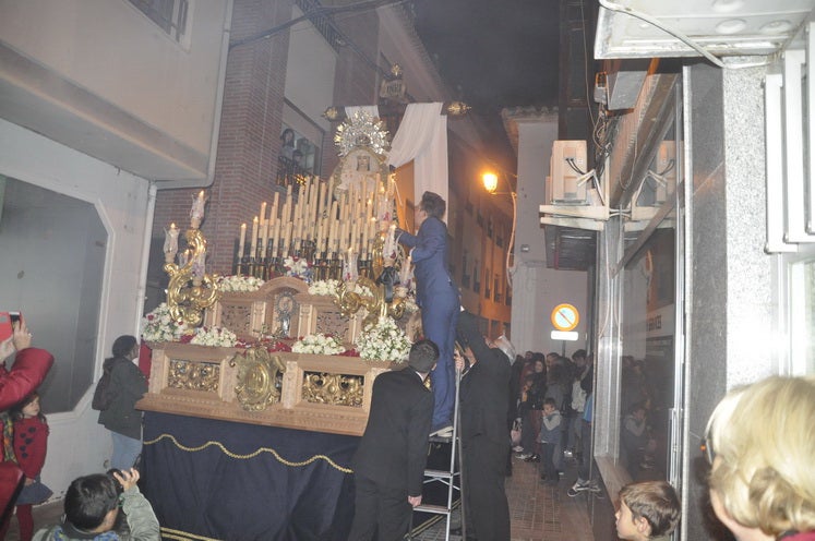 Miles de personas llenan la Plaza Mayor para ver la salida desde la iglesia colegiata bastetana