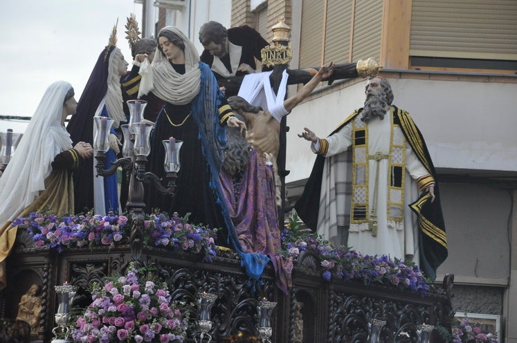 Fotos: La Cofradía de Santiago realiza una excelente estación de penitencia