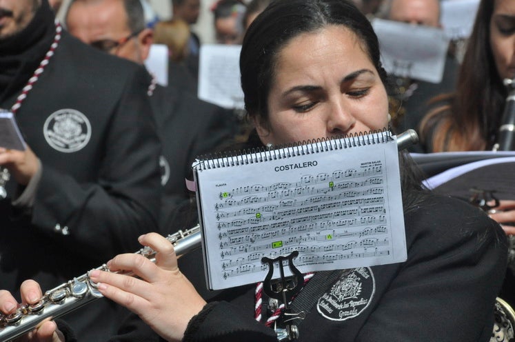 Fotos: La Cofradía de Santiago realiza una excelente estación de penitencia