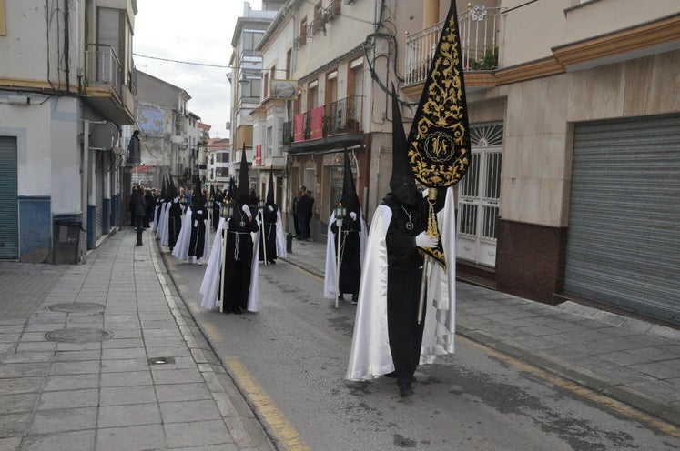 Fotos: La Cofradía de Santiago realiza una excelente estación de penitencia