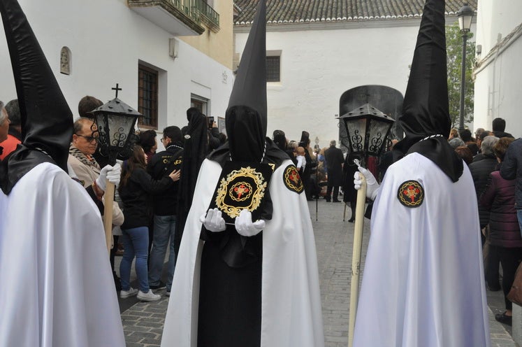 Fotos: La Cofradía de Santiago realiza una excelente estación de penitencia