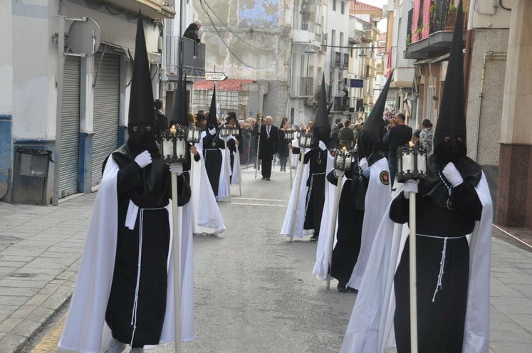 Fotos: La Cofradía de Santiago realiza una excelente estación de penitencia