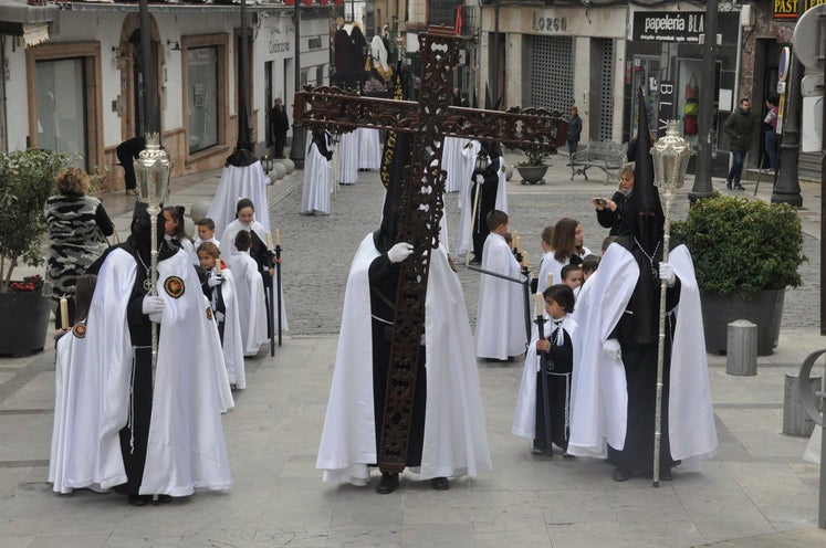 Fotos: La Cofradía de Santiago realiza una excelente estación de penitencia