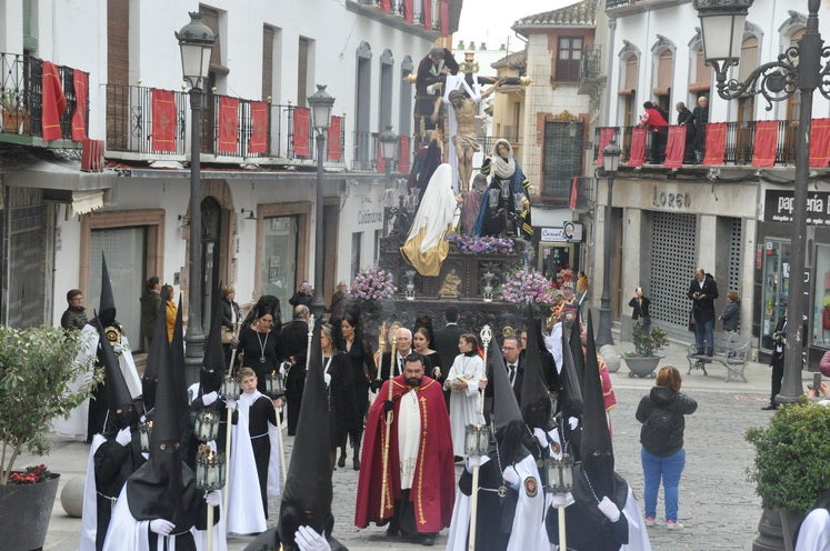 Fotos: La Cofradía de Santiago realiza una excelente estación de penitencia