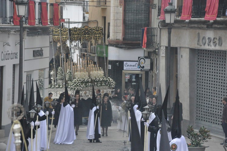 Fotos: La Cofradía de Santiago realiza una excelente estación de penitencia