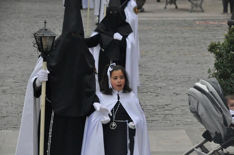 Fotos: La Cofradía de Santiago realiza una excelente estación de penitencia