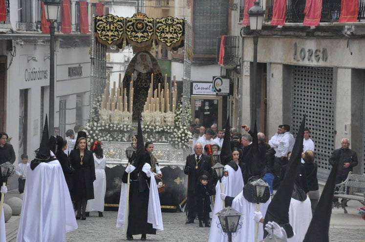 Fotos: La Cofradía de Santiago realiza una excelente estación de penitencia
