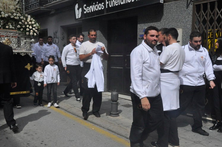 Fotos: La Cofradía de Santiago realiza una excelente estación de penitencia