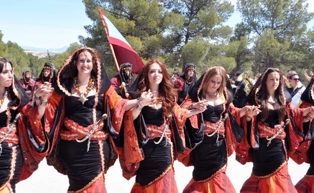 Benamaurel se llena de colorido y música en las fiestas de Moros y Cristianos