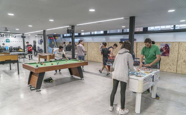 Una de las salas del nuevo espacio joven de Baza
