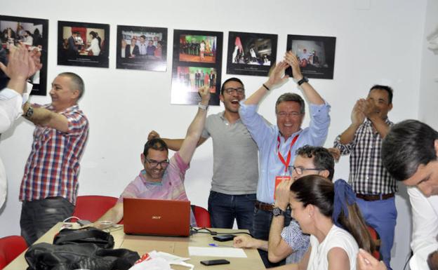Alegria en la sede del PSOE tras confirmarse la mayoría absoluta 