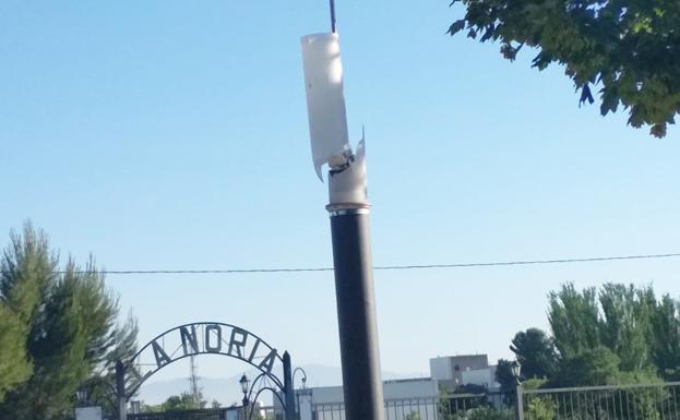 Una de las farolas destruidas