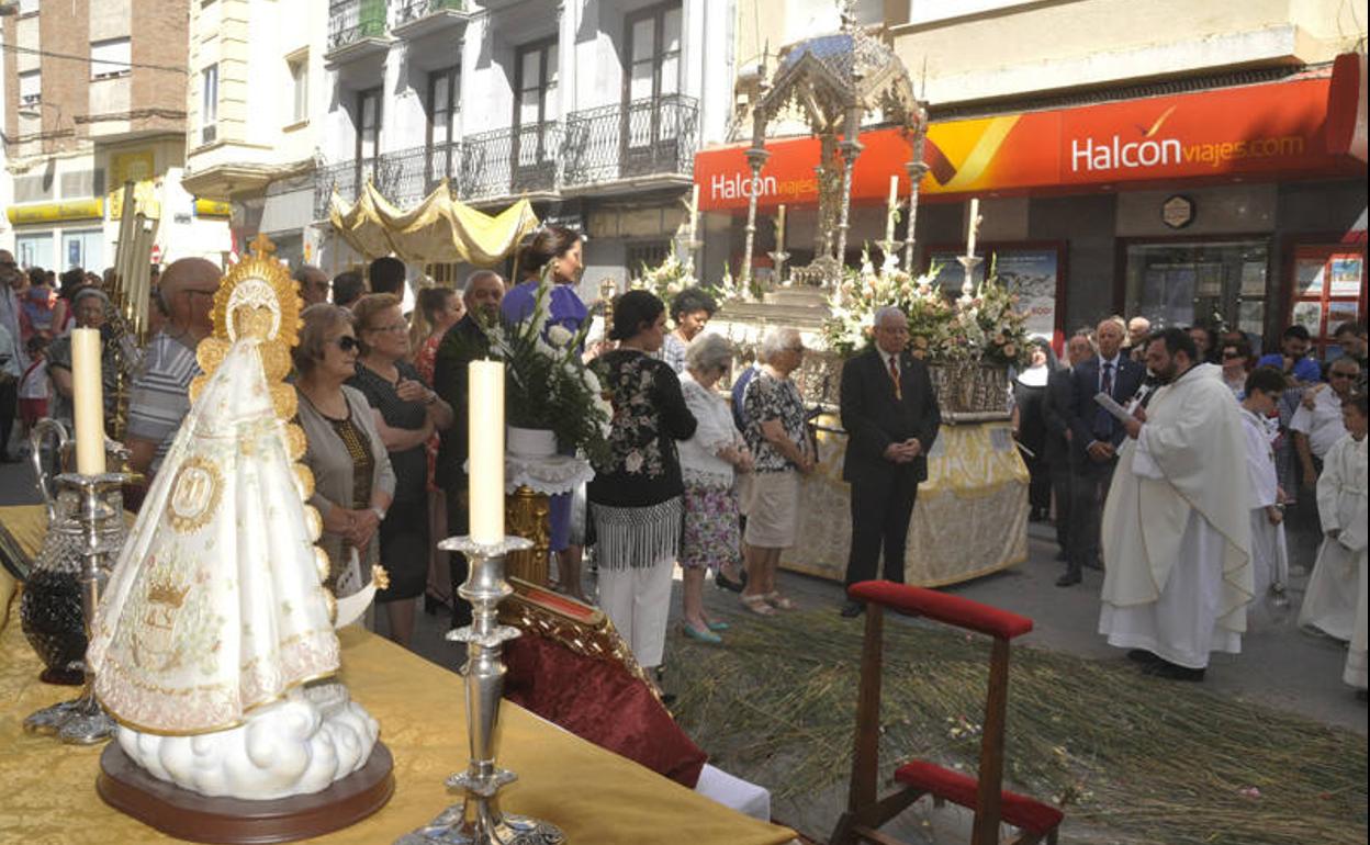 El sacerdote Antonio Travé, dirige una oración en su último Corpus en Baza