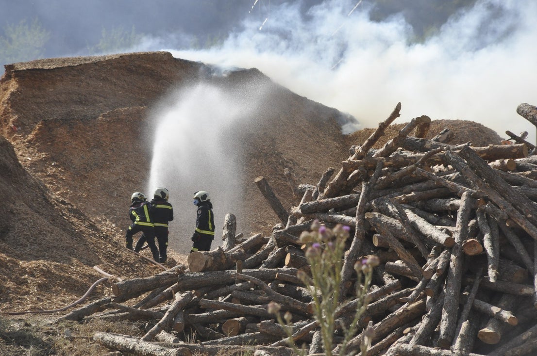 Fotos: Las imágenes del incendio de la fábrica de pellets de Huéscar