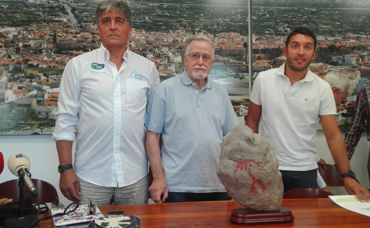 Manuel Navarro, Ramón Salarich y Antonio Vallejo, con el trofeo del torneo una pintura rupestre femenina del Cerro Jabalcón