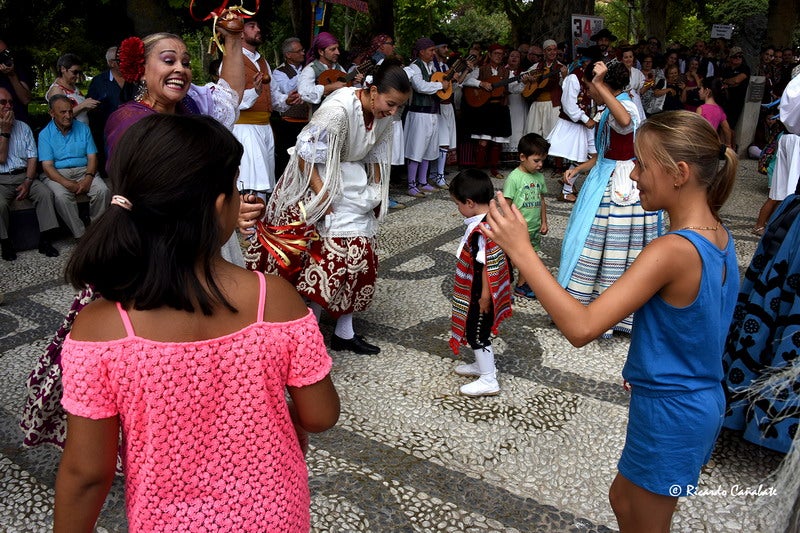 El baile multicolor del folclore mundial en Baza