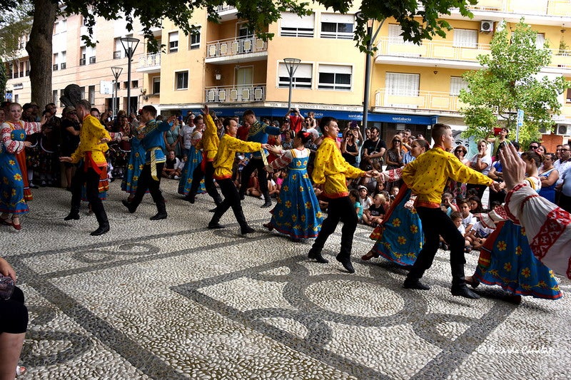 El baile multicolor del folclore mundial en Baza