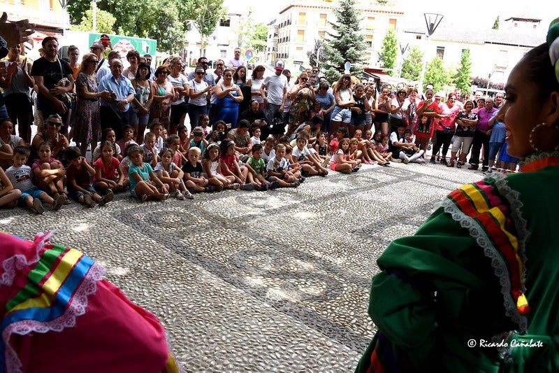 El baile multicolor del folclore mundial en Baza