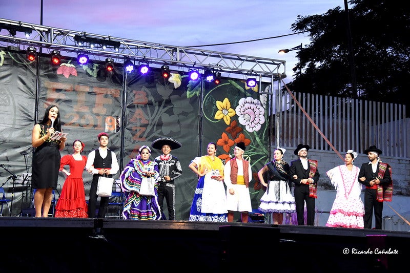 El baile multicolor del folclore mundial en Baza