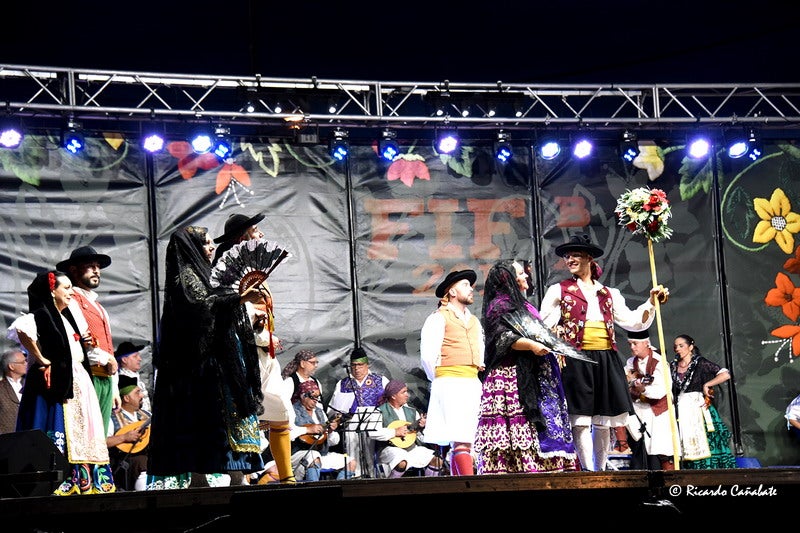 El baile multicolor del folclore mundial en Baza