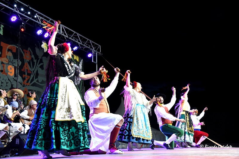 El baile multicolor del folclore mundial en Baza