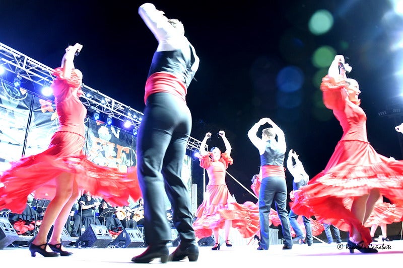 El baile multicolor del folclore mundial en Baza