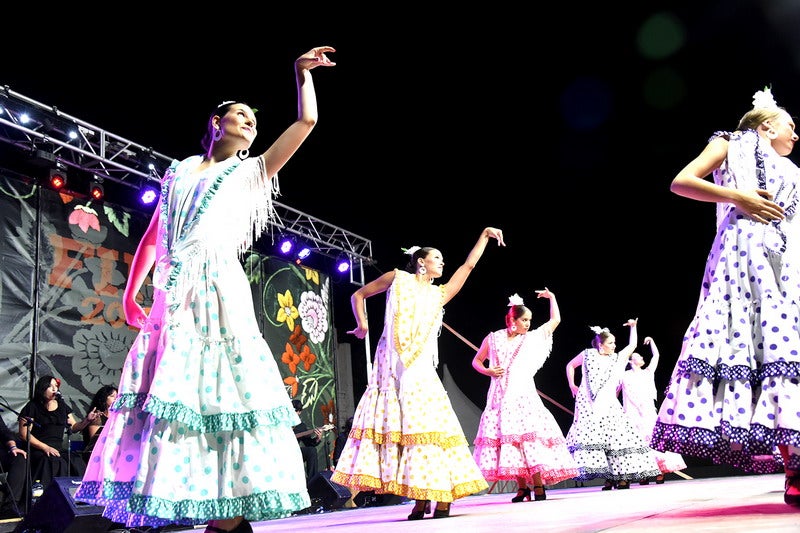 El baile multicolor del folclore mundial en Baza