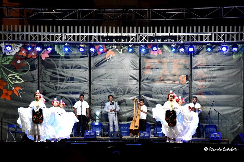 El baile multicolor del folclore mundial en Baza