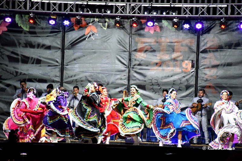 El baile multicolor del folclore mundial en Baza