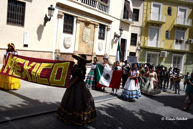 El baile multicolor del folclore mundial en Baza