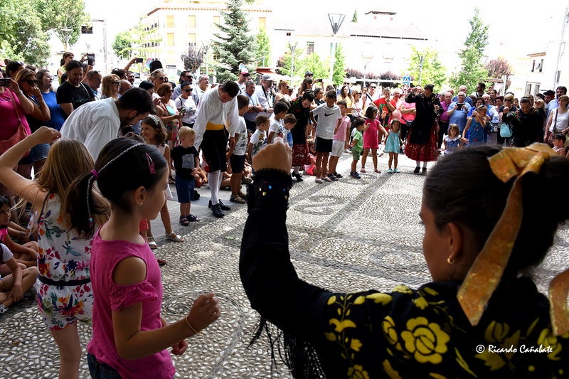 El baile multicolor del folclore mundial en Baza