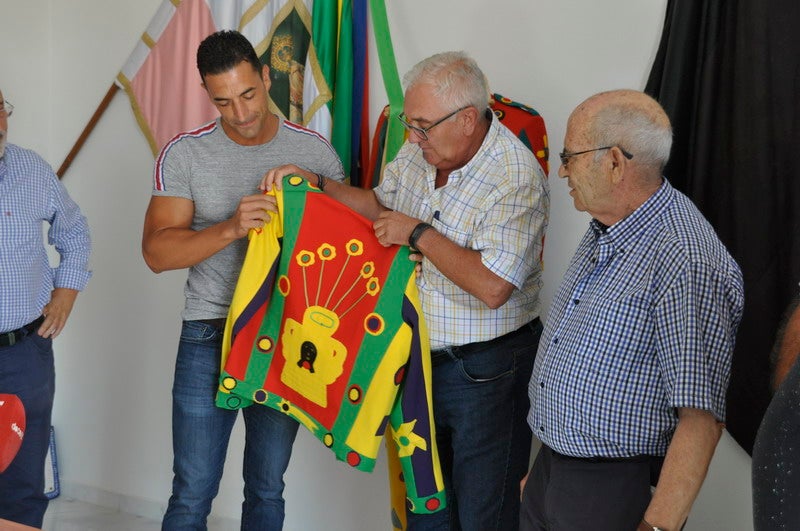 Baza le entrega el traje al Cascamorras Antonio Vera 