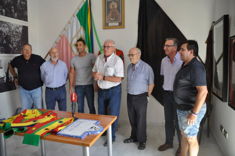 Baza le entrega el traje al Cascamorras Antonio Vera 