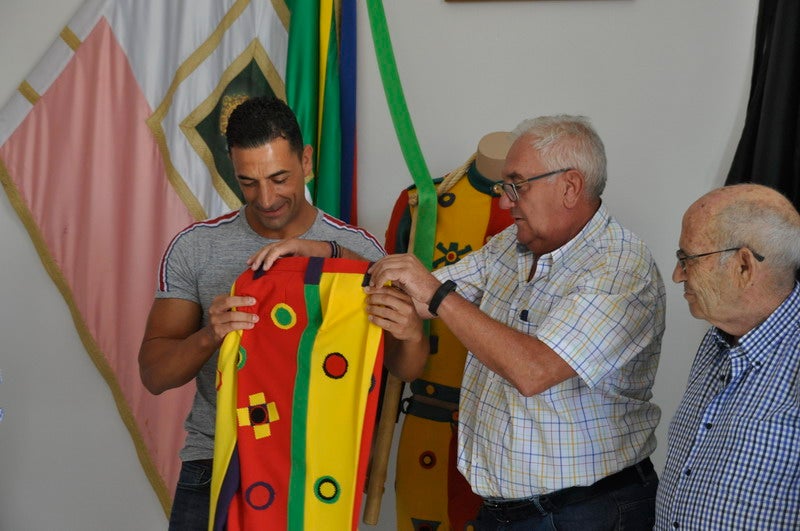 Baza le entrega el traje al Cascamorras Antonio Vera 