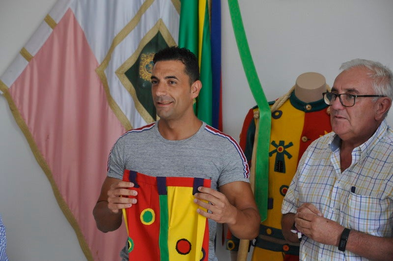 Baza le entrega el traje al Cascamorras Antonio Vera 