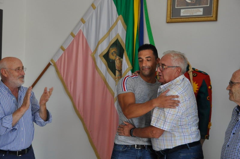 Baza le entrega el traje al Cascamorras Antonio Vera 