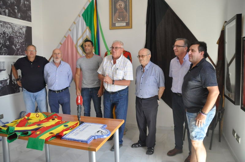 Baza le entrega el traje al Cascamorras Antonio Vera 