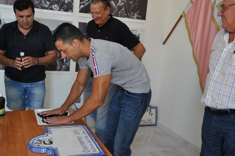 Baza le entrega el traje al Cascamorras Antonio Vera 