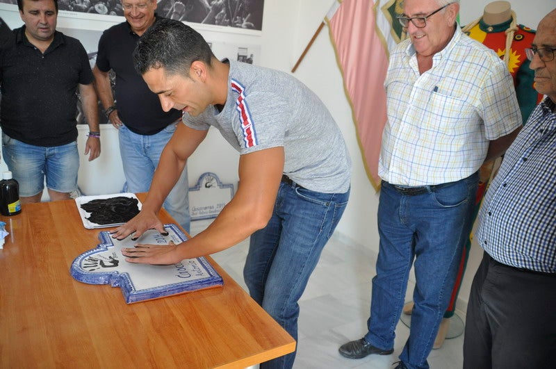 Baza le entrega el traje al Cascamorras Antonio Vera 